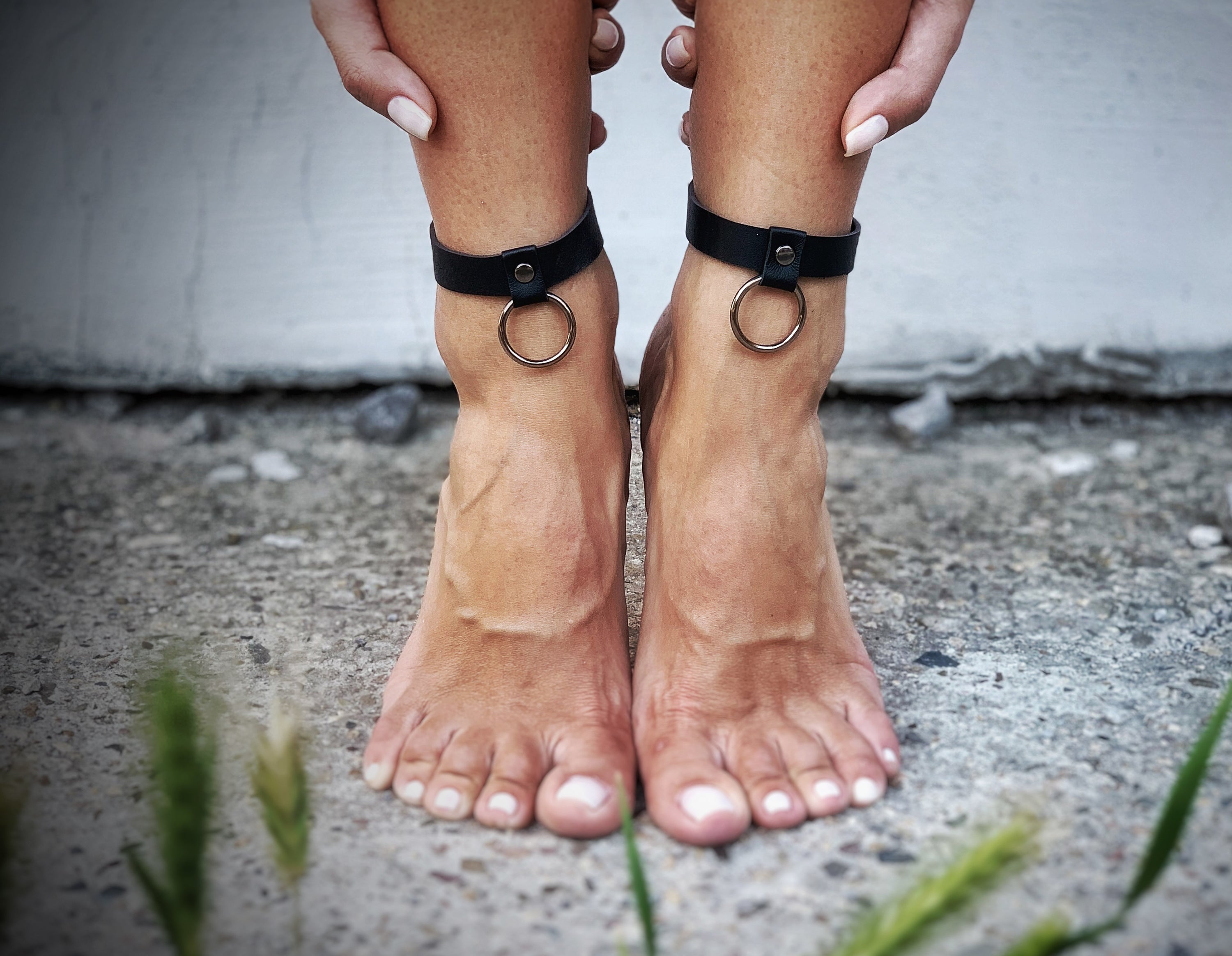 кожени гривни за крак