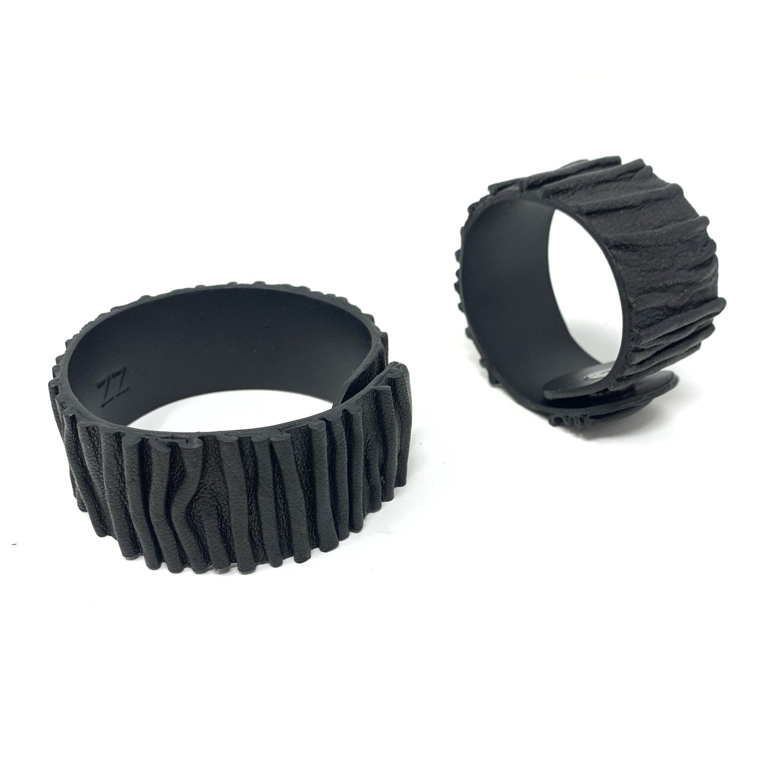 Bracelet &quot;BLACK WAVE&quot; 1